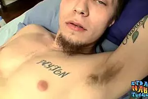 लॉन्ग हेयर्ड ट्विंक्स मैक्स वार्ड अपने मसिव फक स्टिक को सोलो सेशन में स्ट्रोक करता है