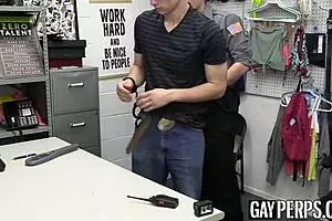 यंग ऑफिसर कोल चर्च होमो अपराधी डारन ब्लू को डोमिनेट करता है