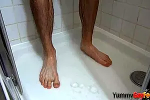 अरे, ट्विंक्स के हॉट पैरों पर स्ट्रोकिंग और कमिंग देखना चाहोगे?