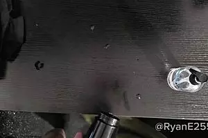 वर्जिन ब्रिटिश ट्विंक ब्रोस की चीजों से टॉयज अराउंड करता है