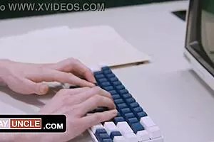 दोस्त, इस सेवरेंस पैरोडी को चेक करो फ्रीयूज ट्विंक सेक्स के साथ वर्क पर!