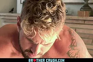 ब्रदरक्रश - बड़ा स्टेपब्रदर और फ्रेंड हॉट ट्विंक को मसाज टेबल पर बांग करते हैं