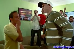 हेटरो ट्विंक्स डॉर्म में कैजुअली लंड चूसते और चुदवाते