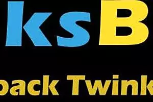 यंग ट्विंक जॉक को ब्लोजॉब और बेयरबैक के लिए सेड्यूस करता है।