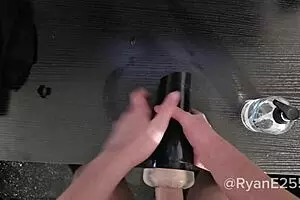 वर्जिन ब्रिटिश ट्विंक ब्रोस की चीजों से टॉयज अराउंड करता है