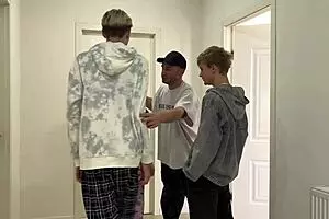 गे: मॉन्स्टर लंड वाले लड़के थ्रीसम में टाइट स्टूडेंट की गांड को मारते हैं। पार्ट 1 गरम होता है!