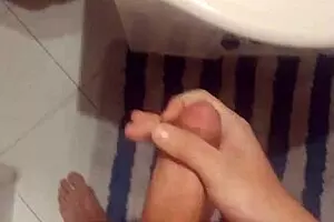 अमेचर ट्विंक मस्तर्बेशन और मिरर के सामने कमशॉट