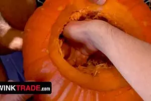 न्यूडिस्ट हेलोवीन पार्टी! पंपकिन-फकिंग स्टेपसन स्वैप वाइल्ड हो जाता है! 🎃