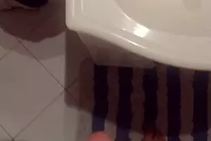 अमेचर ट्विंक मस्तर्बेशन और मिरर के सामने कमशॉट