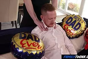 फैमिलीट्विंक - स्टेपडैड रेडहेड को बांगिंग करते हुए पकड़ता है और डीपथ्रोट में ज्वाइन करता है