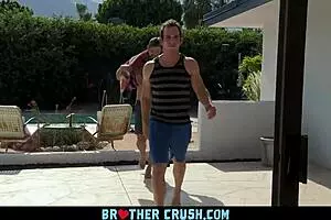 ब्रदरक्रश - बड़ा स्टेपब्रदर और फ्रेंड हॉट ट्विंक को मसाज टेबल पर बांग करते हैं