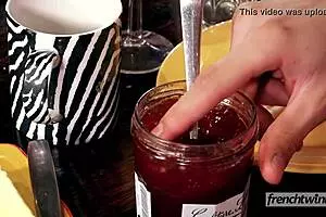 वाऊ! दो डिलीशियस ट्विंक्स ब्रेकफास्ट को डेवोर करते हैं