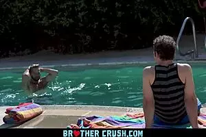 ब्रदरक्रश - बड़ा स्टेपब्रदर और फ्रेंड हॉट ट्विंक को मसाज टेबल पर बांग करते हैं