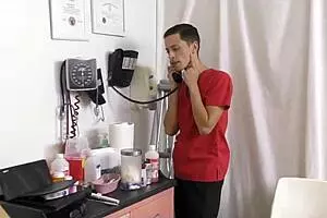 एशियन ट्विंक की डॉक्टर से पहली गे चुदाई?