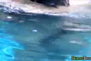 एशियन ट्विंक हॉट ब्लोजॉब के बाद फेस स्पर्म्ड होते हैं. ओह, कमशॉट मिस हुआ!