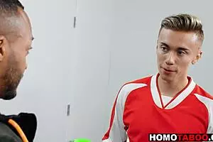 गे लड़का ब्लैक कोच की बिग ब्लैक कॉक चूसता टीम में एंट्री के लिए