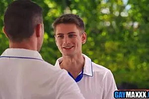 छुट्टी के रिसॉर्ट में यूनिफॉर्म पहने हंक के साथ गे थ्रीसम